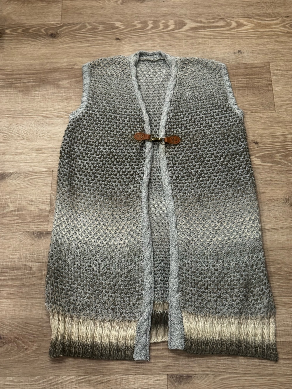 Simply Noelle S/M Textured Knit Sweater Vest Taupe Gray Leather Toggle Boho